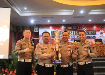 Dinilai Terbaik, Dirlantas Polda Jateng Berikan Penghargaan ke Satlatas Polresta Pati