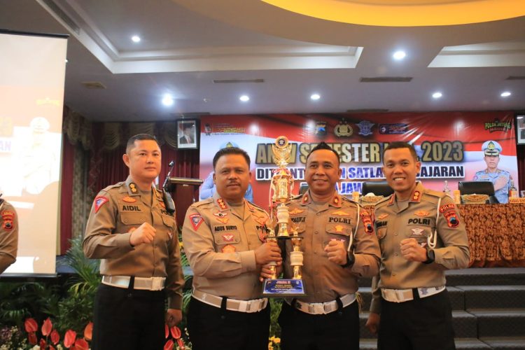 Dinilai Terbaik, Dirlantas Polda Jateng Berikan Penghargaan ke Satlatas Polresta Pati