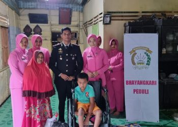 Polri Peduli, Kapolsek Rambahhilir Berikan Alat Kesehatan Pada Penderita Disabilitas