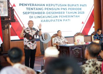 September-Desember Tahun 2023, Pj Bupati Serahkan SK Pensiun ASN