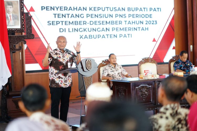 September-Desember Tahun 2023, Pj Bupati Serahkan SK Pensiun ASN