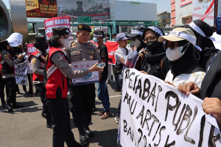 316 Personil Polres Kudus Kawal Aksi Damai