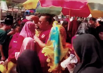 17 Agustus Desa Karaban Rame, Warga Apresiasi Burhan dan H. Suwito “Borong Jajan”