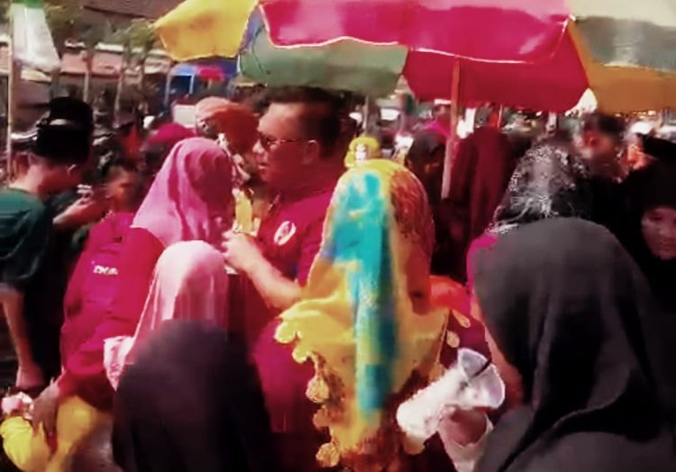 17 Agustus Desa Karaban Rame, Warga Apresiasi Burhan dan H. Suwito “Borong Jajan”