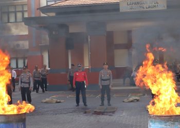 Anggota Polres Jepara Pelatihan Cara Pemadaman API