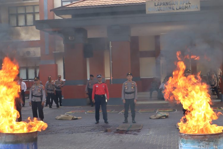 Anggota Polres Jepara Pelatihan Cara Pemadaman API