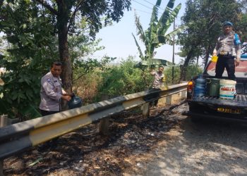 Bahaya Asap Tebal, Polsek Mejobo Turun Padamkan Api