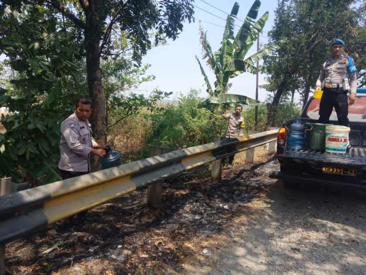 Bahaya Asap Tebal, Polsek Mejobo Turun Padamkan Api