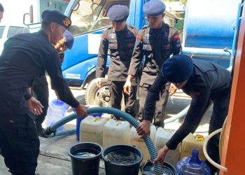 Terdampak Kekeringan, Warga Terima Bantuan Air Bersih