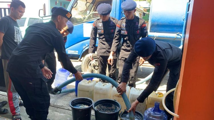 Terdampak Kekeringan, Warga Terima Bantuan Air Bersih