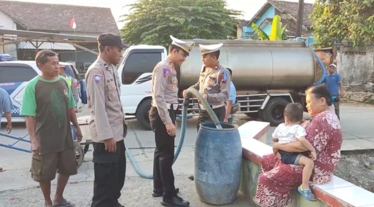 Dampak Kekeringan Air Bersih, Polres Kudus Peduli Masyarakat
