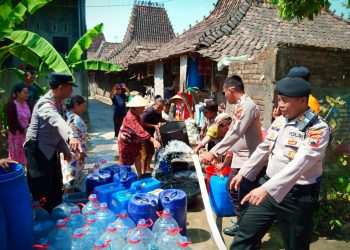 Dampak Kemarau, Polres Kudus Kerahkan Personil Kirim Bantuan Air Bersih