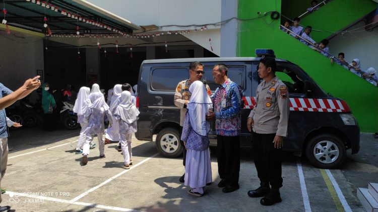 1.092 Buku Dalam Program ‘’Polri Peduli Budaya Literasi” Dibagikan SD dan Ponpes