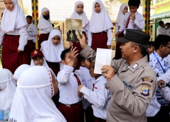 Gencarkan Membaca, Polres Banjar Pendistribusian Buku ke SDN