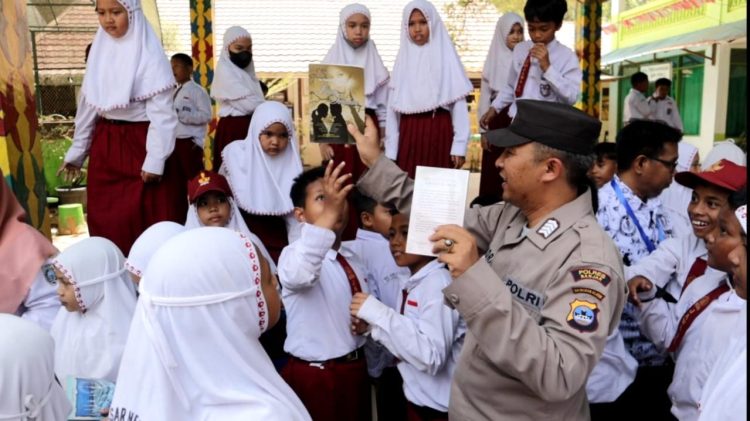 Gencarkan Membaca, Polres Banjar Pendistribusian Buku ke SDN