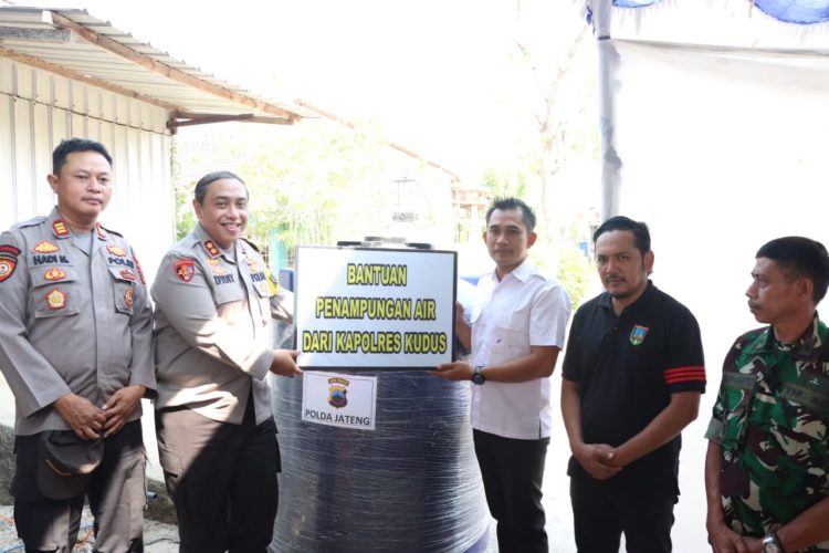 Masyarakat Terima Bantuan Sumur Bor dan Pompa Air, Kapolres Kudus Turun