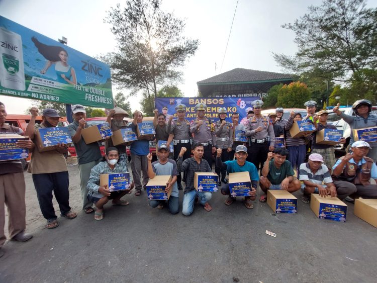 Warga Terima Bantuan, Satlantas Polresta Pati Bagikan Paket Sembako