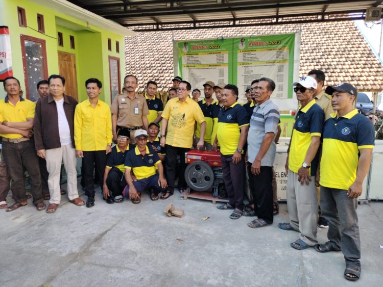 Tepat Sasaran !!! Anggota DPR RI Komisi IV Turunkan 18 Alat Mesin Diesel ke Para Nelayan