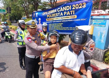 Persiapan Berakhir Operasi Zebra Candi 2023, Kompol Asfauri Berikan Ratusan Helm SNI, Coklat dan Bunga