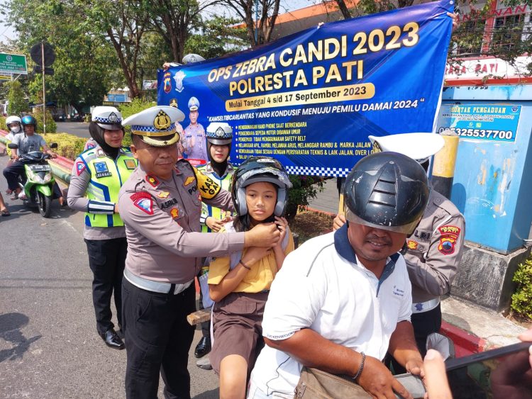 Persiapan Berakhir Operasi Zebra Candi 2023, Kompol Asfauri Berikan Ratusan Helm SNI, Coklat dan Bunga