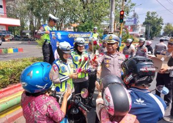 Pengendara Kaget, Dikira Tilang, Kasatlantas Polresta Pati Bagikan Coklat, Bunga dan Helm SNI