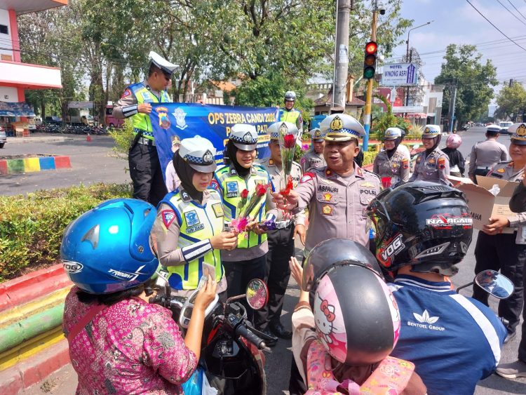 Pengendara Kaget, Dikira Tilang, Kasatlantas Polresta Pati Bagikan Coklat, Bunga dan Helm SNI