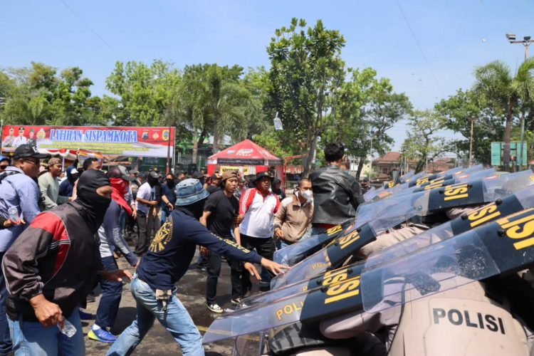 Antisipasi Kerawanan, Polresta Pati Latihan Sispamkota