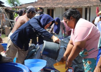 Antusias Warga Terima Bantuan Air Bersih, Polresta Pati Turunkan 12 Truck Tangki