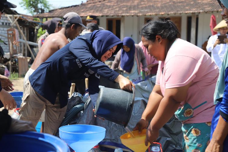 Antusias Warga Terima Bantuan Air Bersih, Polresta Pati Turunkan 12 Truck Tangki