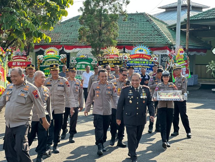 Sinergitas TNI – Polri Solid, Polres Kudus Berikan Kejutan di HUT ke 78