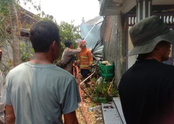 Padamkan Api, Polisi Bantu Warga
