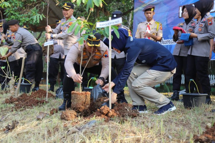 Gandeng Pramuka dan Karangtaruna, Polresta Pati Gelar Bakti Lingkungan