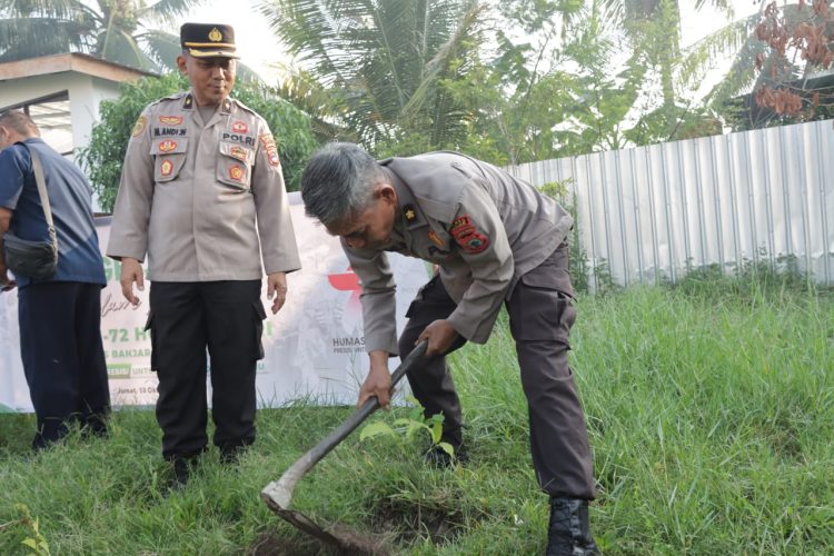 Serentak Penanaman Pohon, Wakapolres Banjar Turun Lokasi