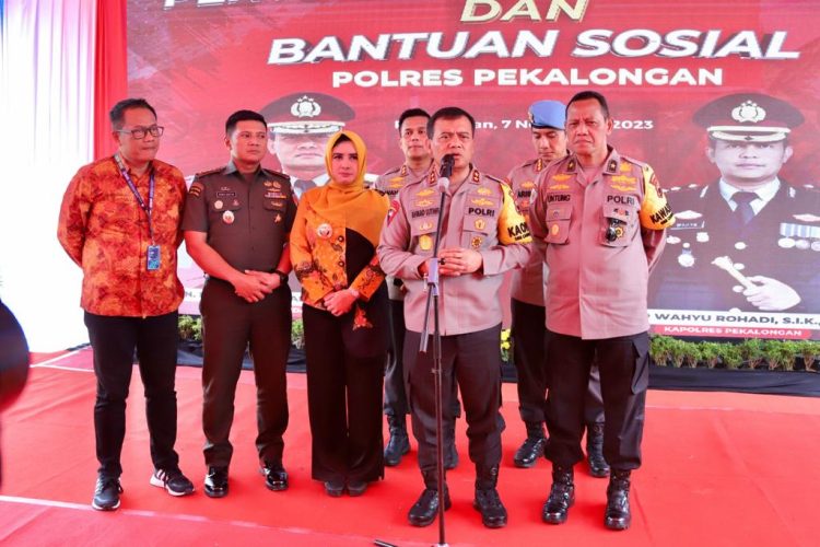 Kapolda Jateng Berikan Bantuan Sumur Bor dan Paket Sembako ke Masyarakat