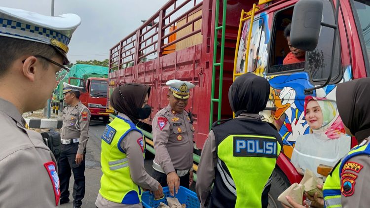 Antrian Panjang Kendaraan, Satlantas Polresta Pati Berbagi