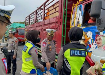 Nasi Bungkus dan Kopi Dibagikan, Para Supir Apresiasi Satlantas Polresta Pati