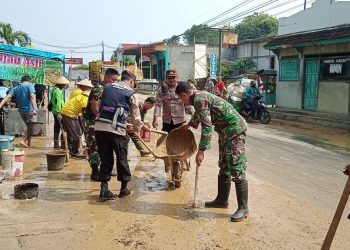 Pasca Banjir, TNI – Polri dan Warga Bersihkan Jalan Berlumpur