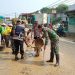 Pasca Banjir, TNI – Polri dan Warga Bersihkan Jalan Berlumpur