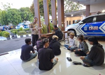 Enam Cowok dan Satu Cewek Dibawa Polisi, Berikut Kesalahanya