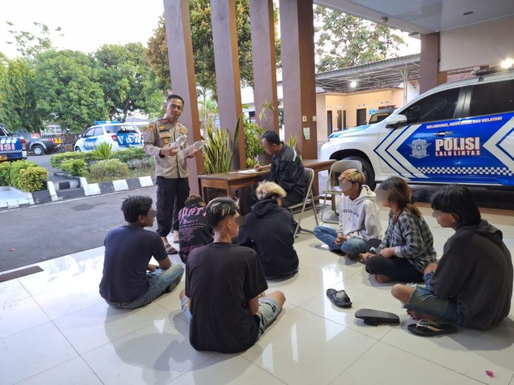 Enam Cowok dan Satu Cewek Dibawa Polisi, Berikut Kesalahanya