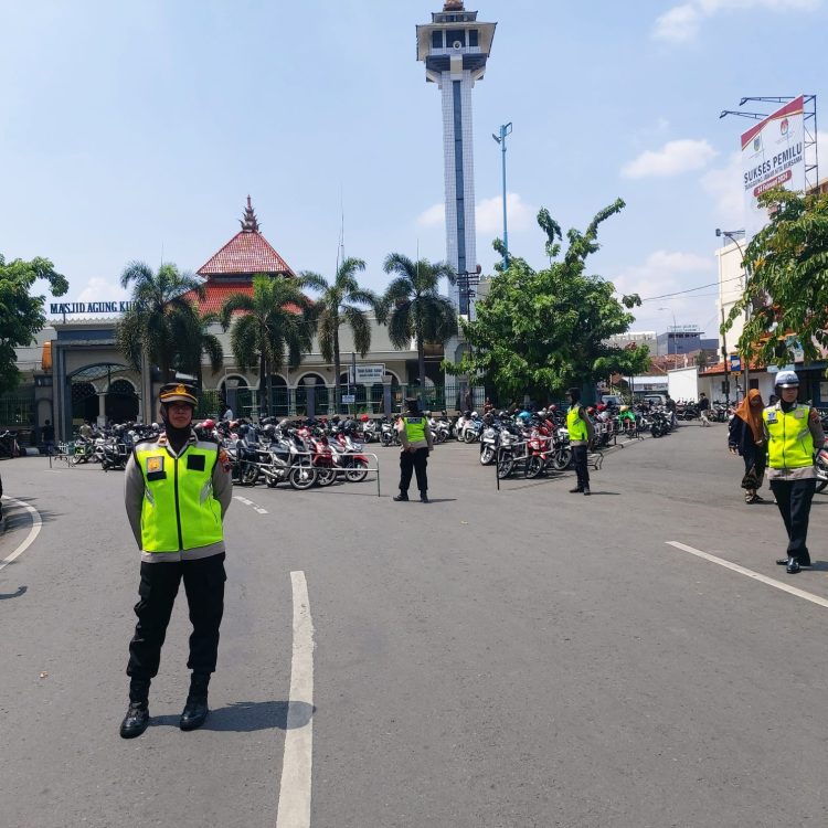Menarik !!! Polwan Kudus Patroli Kendaraan Para Jemaah