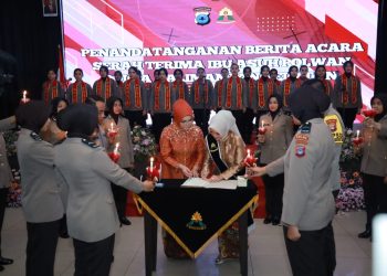 Ny. Lynda Winarto Sebagai Ibu Asuh Polwan Polda Kalsel