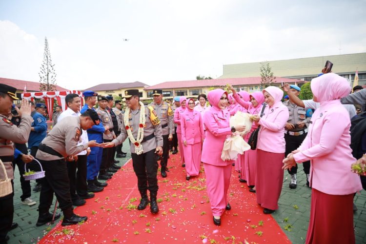 Tradisi Pengantaran Irjen Pol Andi Rian Djajadi
