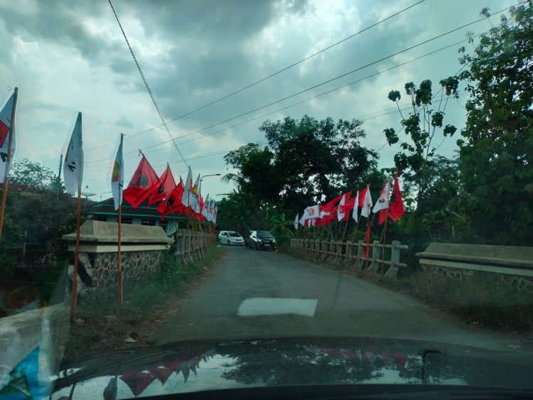 Ramai !!! PDI Perjuangan dan Partai Gerindra Tarung Bendera