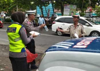 Berbagi di Momen Jumat Berkah, Wakasat Lantas Polresta Pati Turun