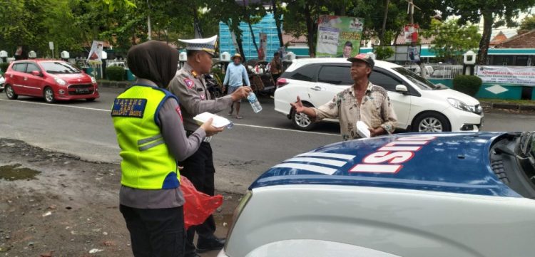 Berbagi di Momen Jumat Berkah, Wakasat Lantas Polresta Pati Turun