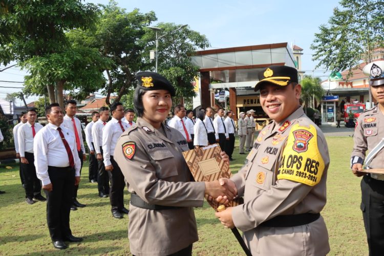 Kinerja Terbaik, Kapolres Kudus Berikan Penghargaan