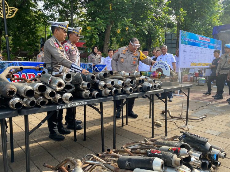 Ratusan Knalpot Brong Dimusnahkan Polisi