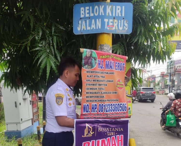Pasang Iklan di Rambu Lalu Lintas Dibersihkan