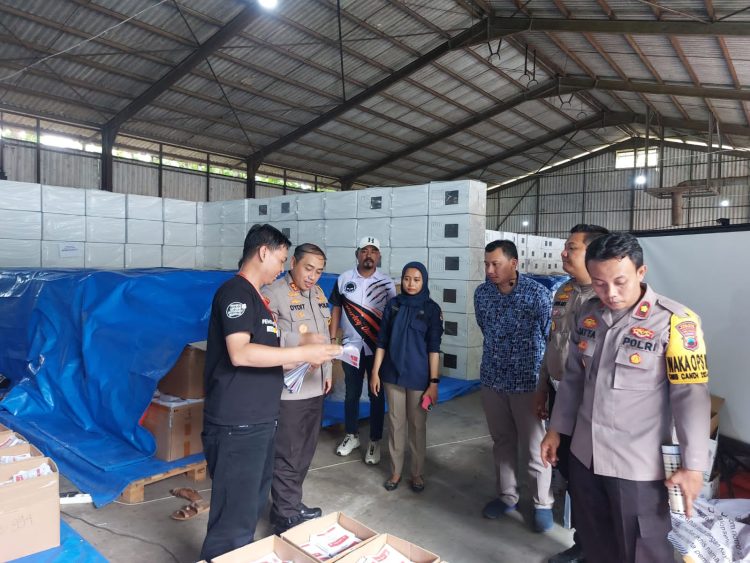 Polres Kudus Pantau Pelipatan Surat Suara